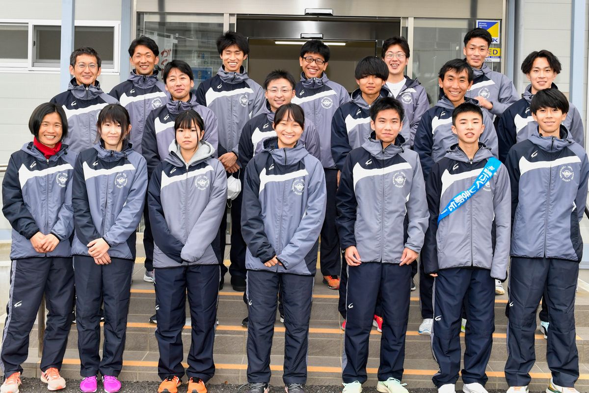 大会後、記念撮影に収まる町チームの選手ら。町チームは今大会で34回目の出場。これまですべての大会で単独チームとして参加を続けています。今も多くの町民が避難生活を続けている状況下でのメンバー集めは、毎回大きな課題。今回も町チーム関係者らが奔走し、無事出場メンバーが集まりました。
