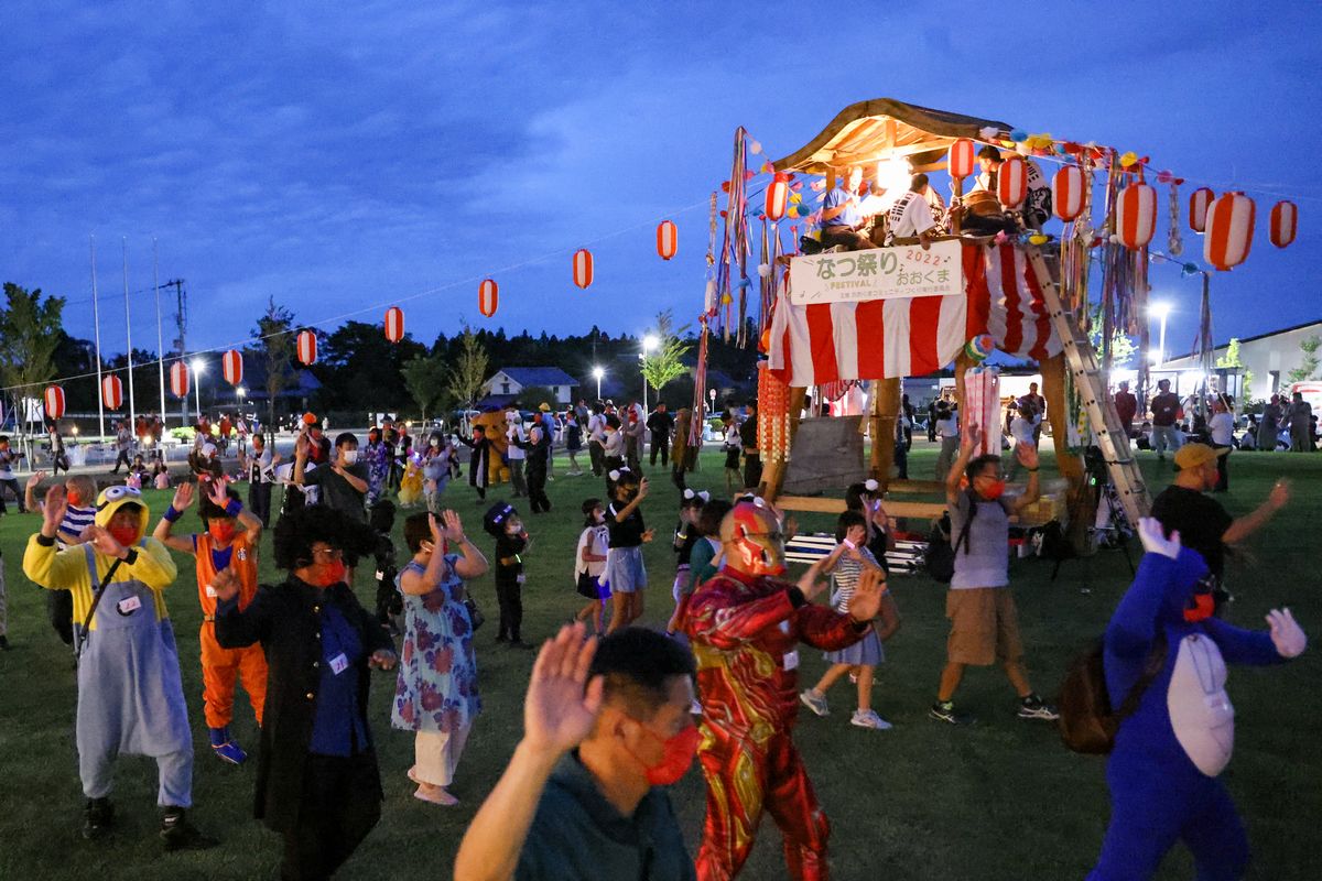 仮装して盆踊りを踊る来場者