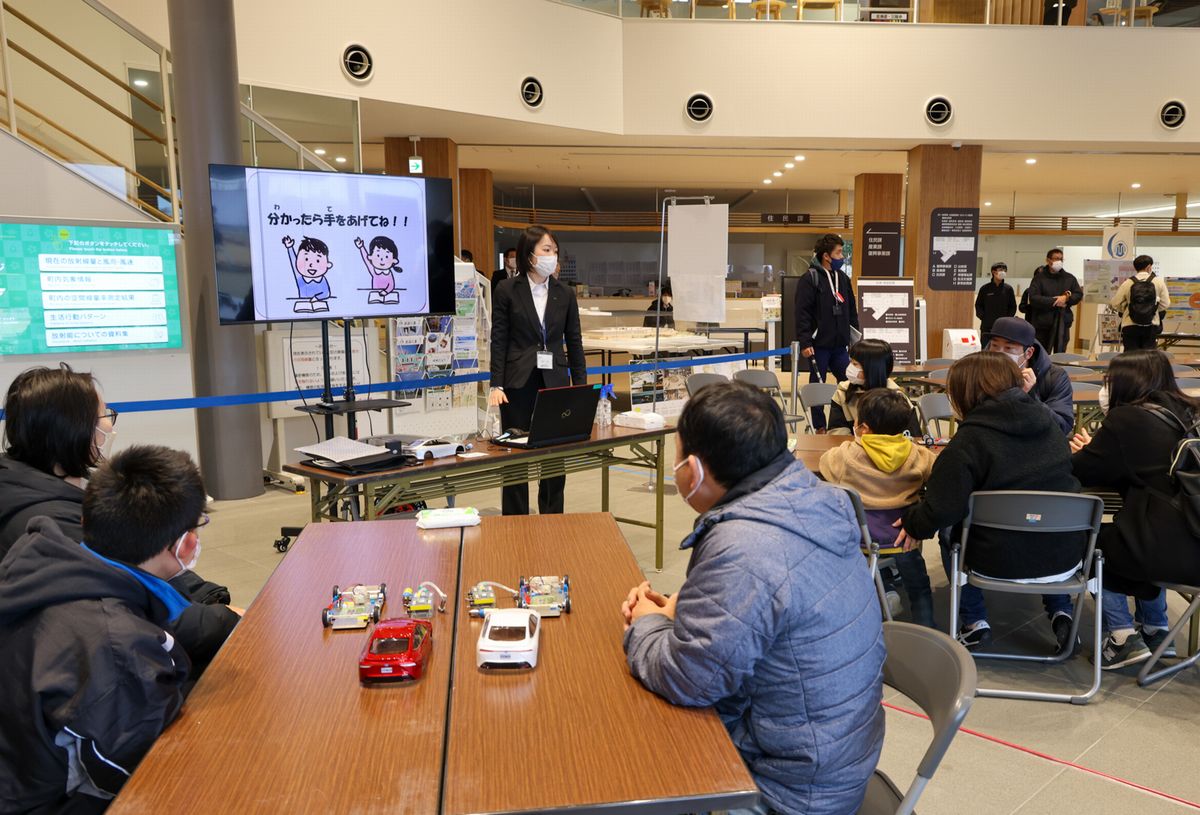 燃料電池教室に参加する来場者