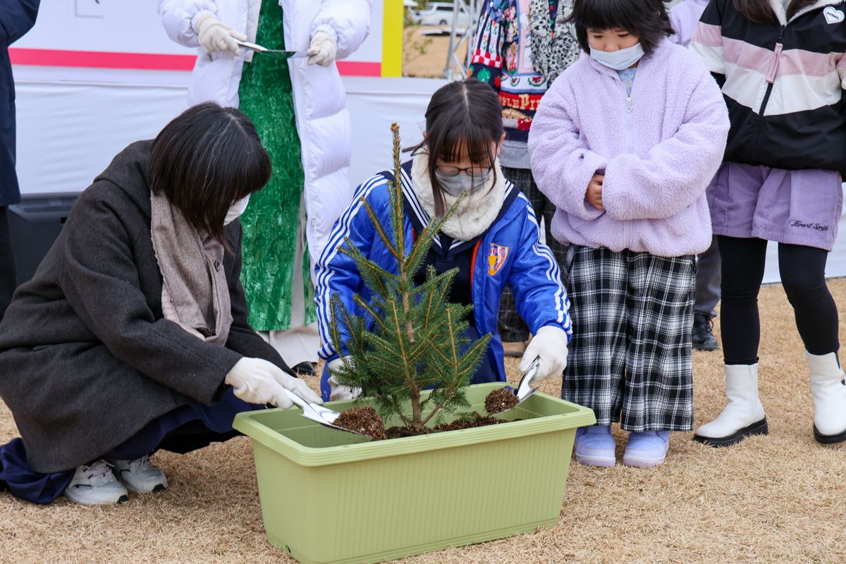 イベントを記念して町の木であるモミの木の植樹が行われました。植樹には吉田町長と武田玲奈さん、町立学び舎ゆめの森の児童生徒らが参加。植えられた苗木は、整備中の教育施設が完成した後、同施設の敷地に移植される予定です。