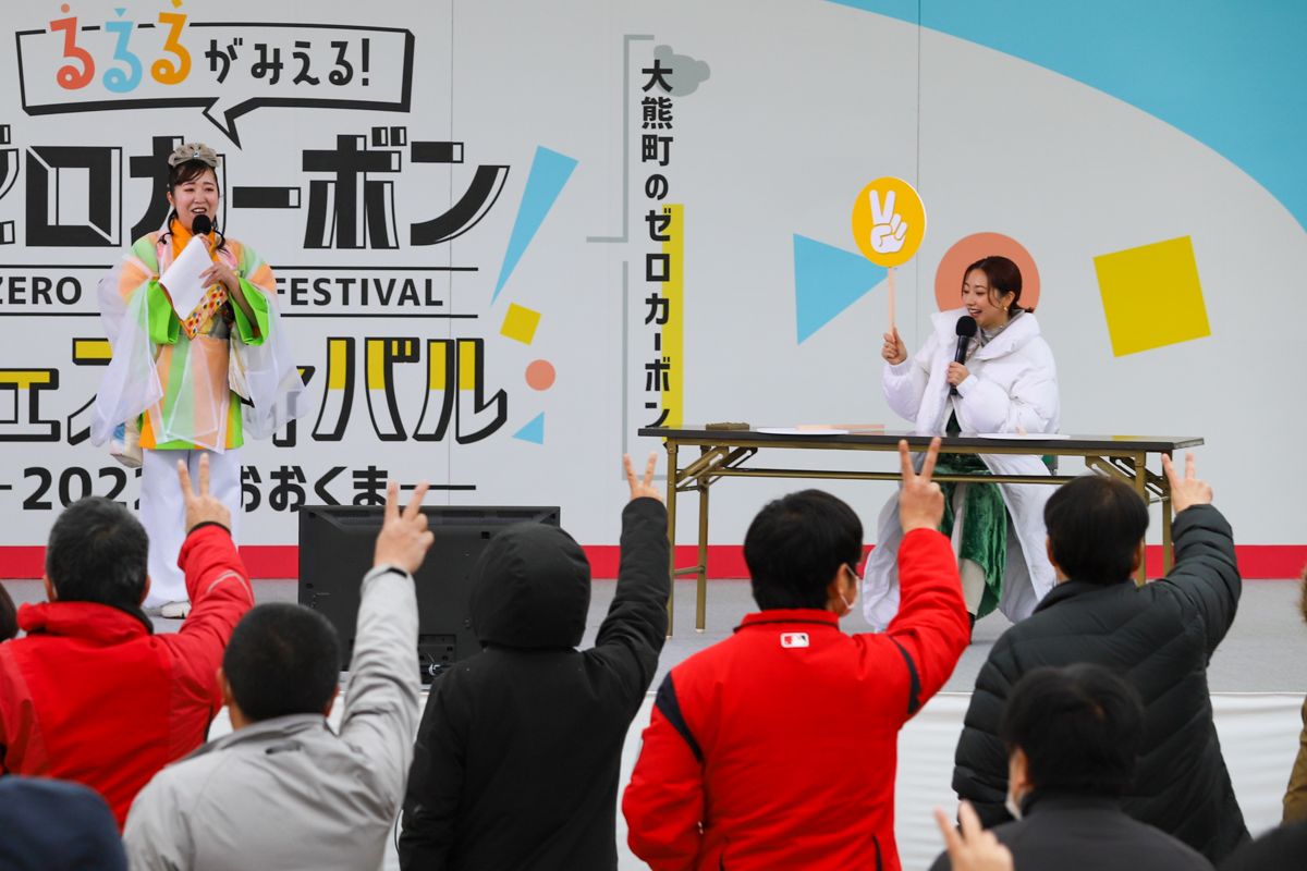 福島県観光PR隊「HAPPYふくしま隊」（左）と武田玲奈さん（右）による大熊町クイズが行われ、会場が大いに盛り上がりました。