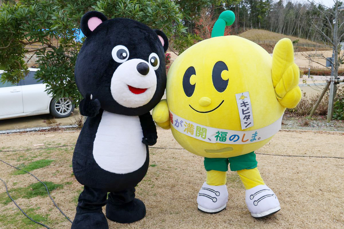 イベントに参加したまあちゃんと福島県のマスコットキャラクターキビタン。