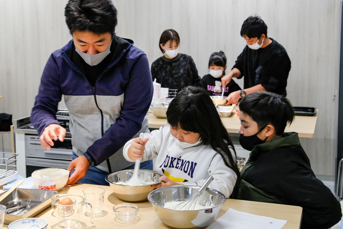 町交流施設linkる大熊のキッチンスタジオでは、福島県出身の料理研究家・中村美紀さんによる町内産イチゴを使ったスイーツクッキング教室が開かれ、参加者がイチゴマフィン作りに挑戦しました。