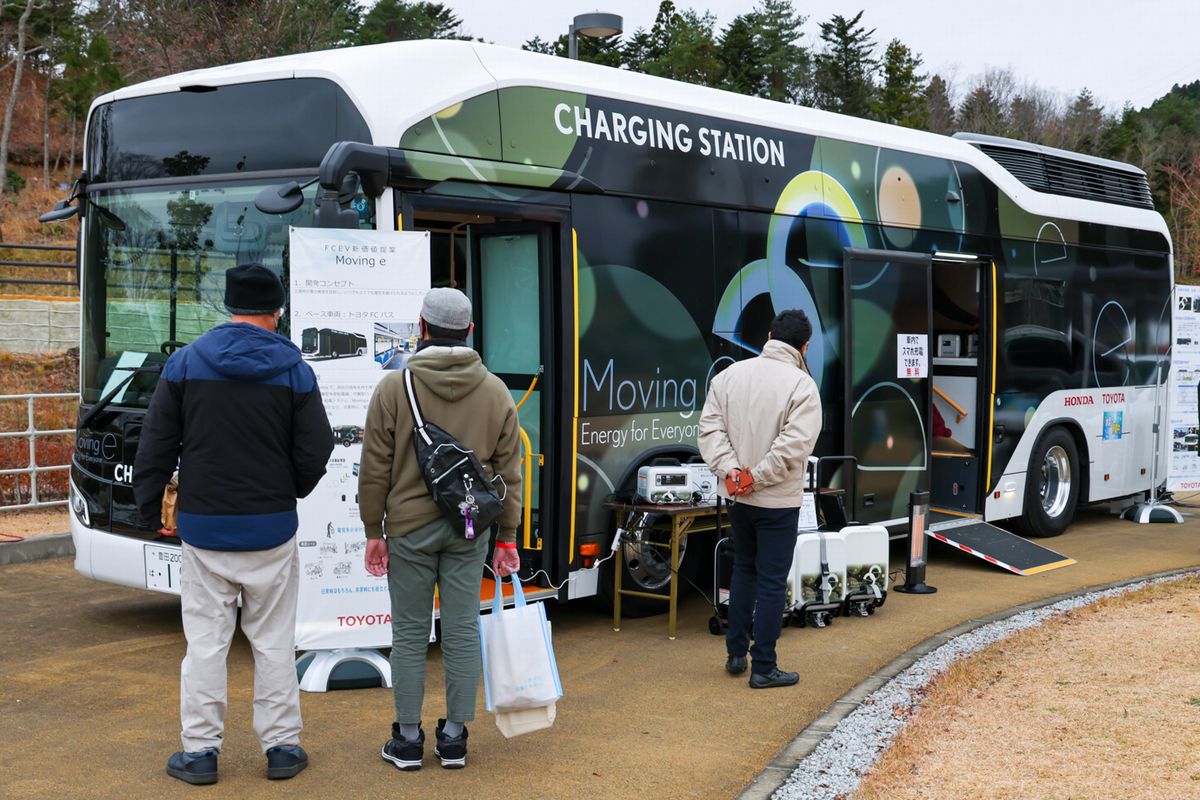 展示された燃料電池バス。災害時には電源としての利用も可能です。イベント当日はバスで作った電気を使ってスマホの無料充電が行われました。