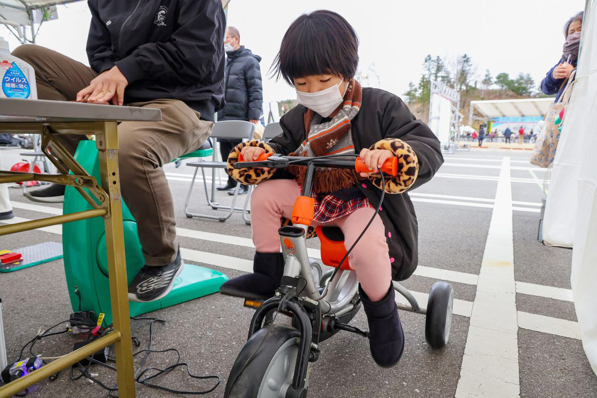 自転車をこいで発電量を知ることができるブースでは、子どもから大人まで多くの参加者が発電を体験しました。