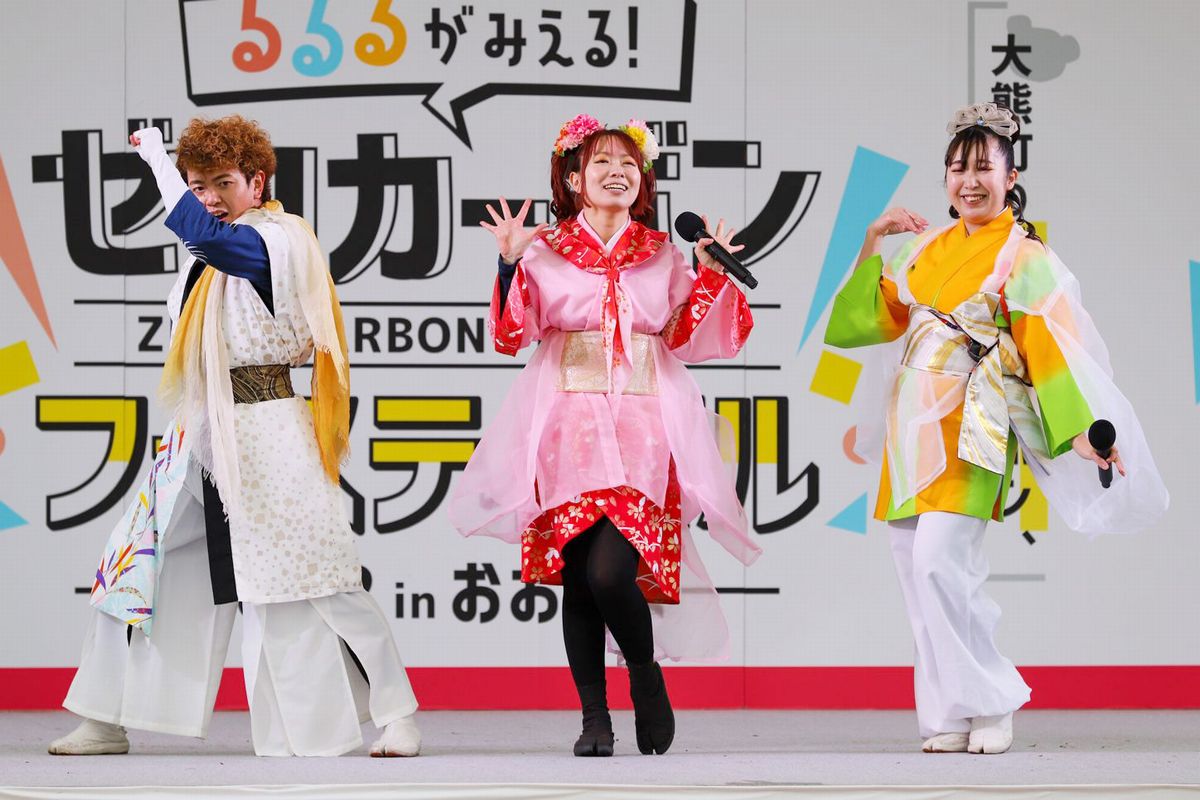 福島県観光PR隊「HAPPYふくしま隊」のステージ。左から「麺」「華」「美湯」の3人は、歌やダンスで福島の魅力をPRしました。