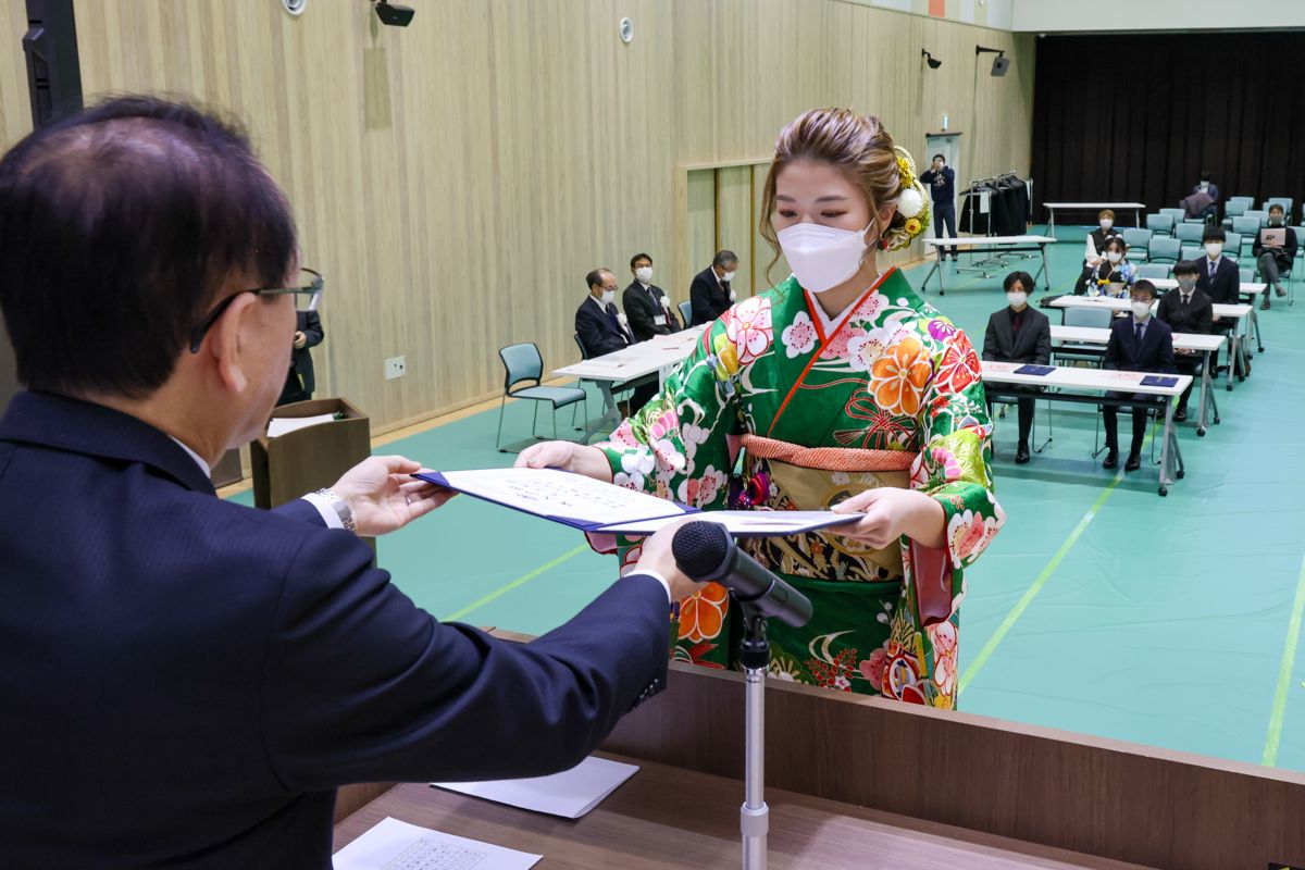 式では、吉田淳町長から出席者一人ひとりに成人証書が手渡されました。