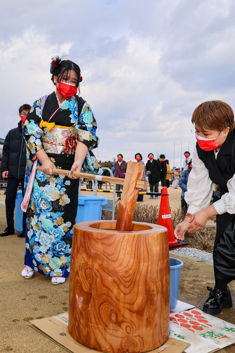 同日開催イベント「里がえりもちつき大会」に町成人式の出席者も参加し、ふるさとで晴れの日を祝いました。