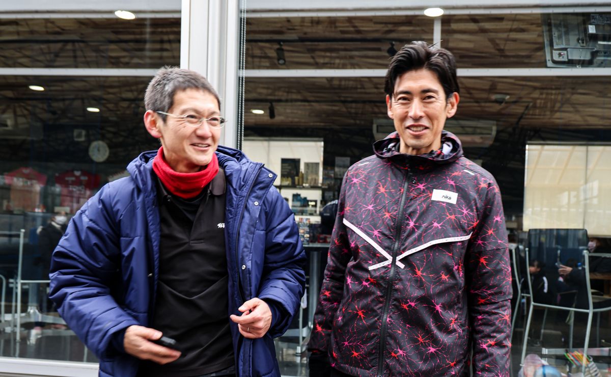 秋本さん（右）と駅伝の話をする渡辺さん（左）