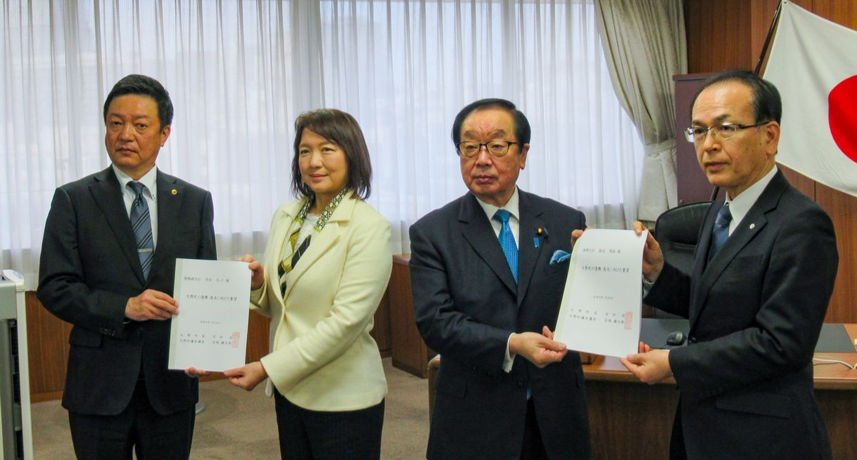 1月24 日、吉田淳町長と吉岡健太郎町議会議長が上京し、渡辺博道復興相、竹谷とし子復興副大臣らに要望書を手渡しました。