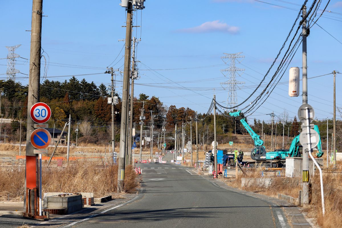 2023年、駅前通りの様子。現在は通り沿いの家屋がほとんど解体され、商店街の面影がなくなっています。