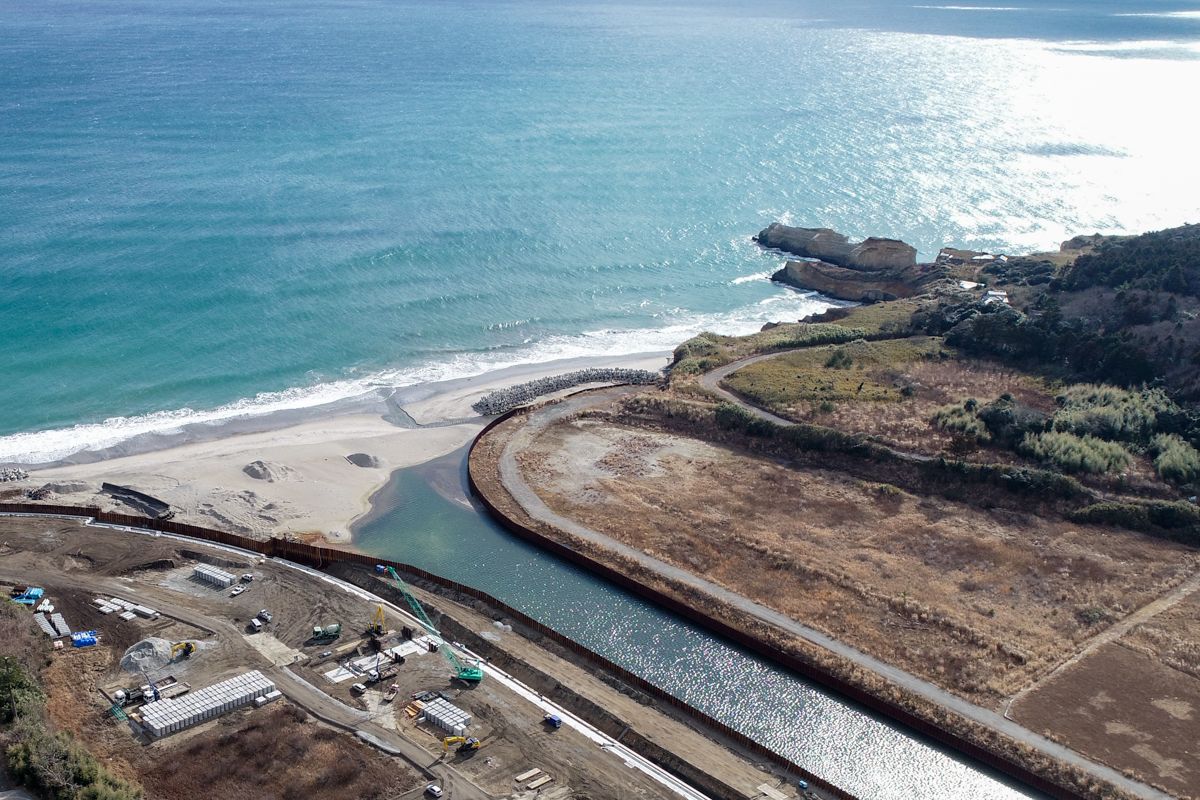 2023年、馬の背岬は浸食が進みました。海岸と熊川河口は復旧工事で柵が張り巡らされています。