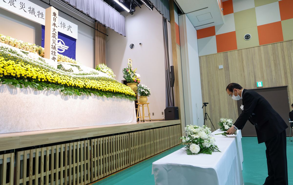 町追悼式で献花を行う吉田町長