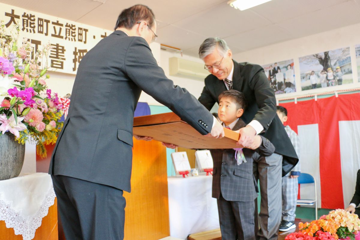 吉田町長に園章を返還する園児