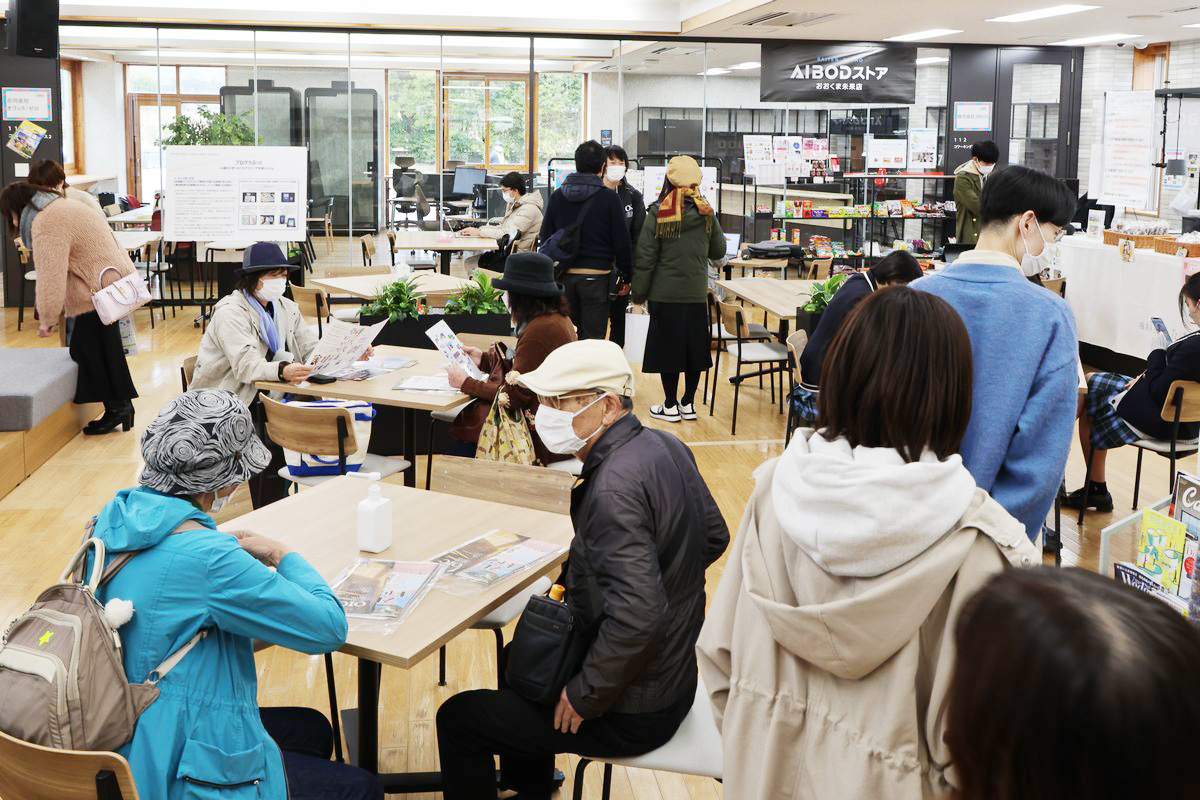 大熊インキュベーションセンター1階の交流スペースは、自由に食事や交流を楽しむことができ、一角にはふたば未来学園の物品販売もあり来場者でにぎわいました。また、奥のコワーキングスペース（写真左上）では、プログラミング教室やドローン展示なども行われました。