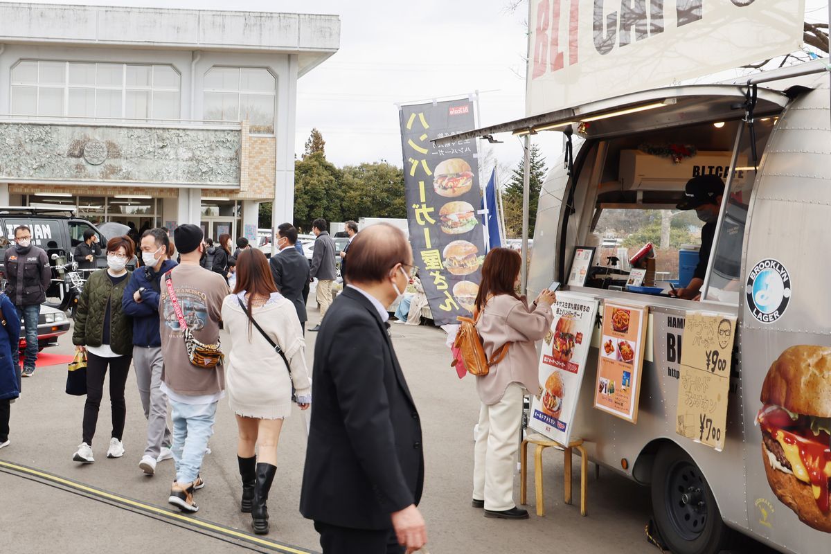 インキュベーションセンター正面玄関前にはキッチンカーが並び昼食時には行列ができました。