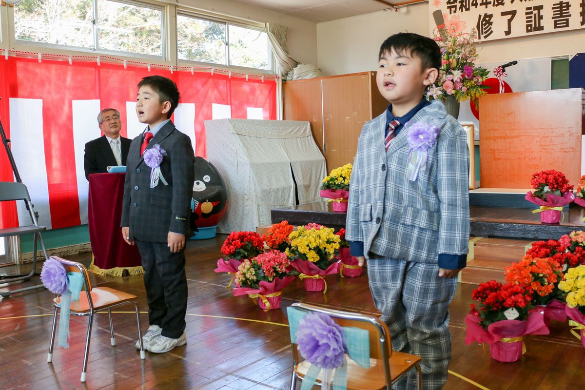 修了式に臨む2人の園児。4月に学び舎ゆめの森へ入学します。町立幼稚園の閉園後は、認定こども園学び舎ゆめの森が4月、町内に開園します。