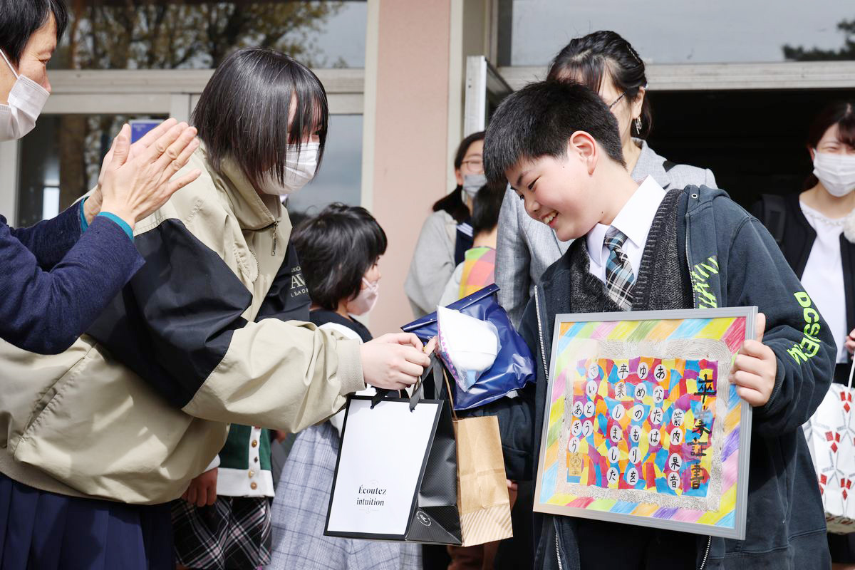 学び舎ゆめの森の玄関前で会津若松市の中学校に進学する児童のお見送りが行われ、児童生徒・教職員が別れを惜しみました。