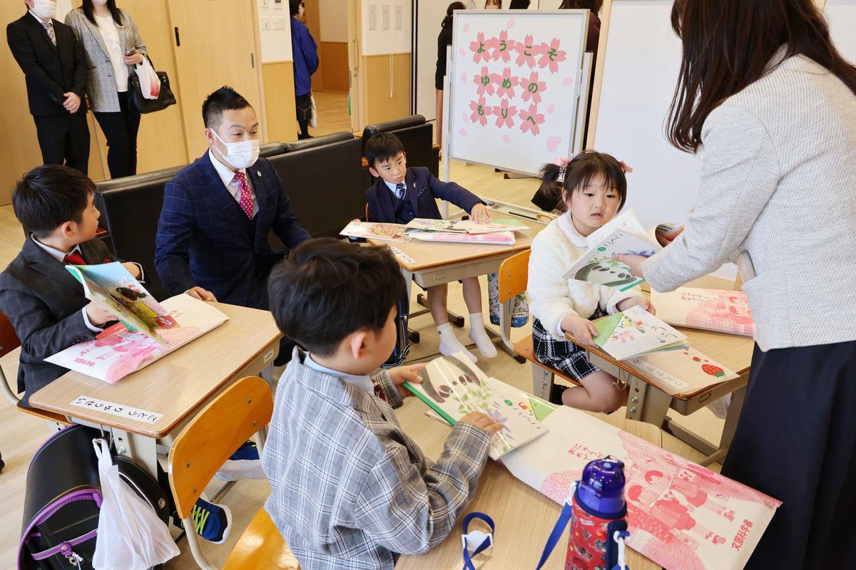 式典後、教室では新しい教科書が配られ、子どもたちは興味津々の様子でした。