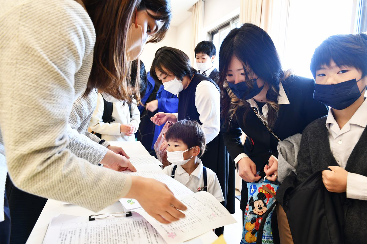 「令和5年度町立学び舎ゆめの森始まりの式」が4月10日、交流施設linkる大熊で行われ、園児8人、児童生徒18人が式に臨みました。写真は受付時の様子です。