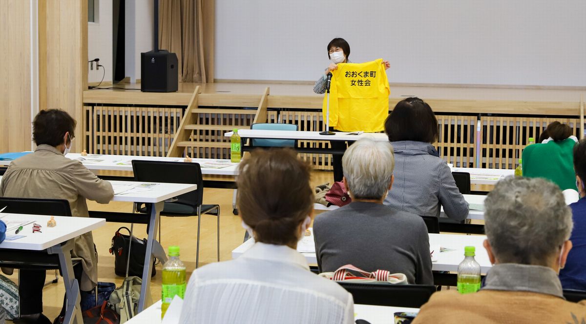 総会であいさつする武内会長（中央奥）