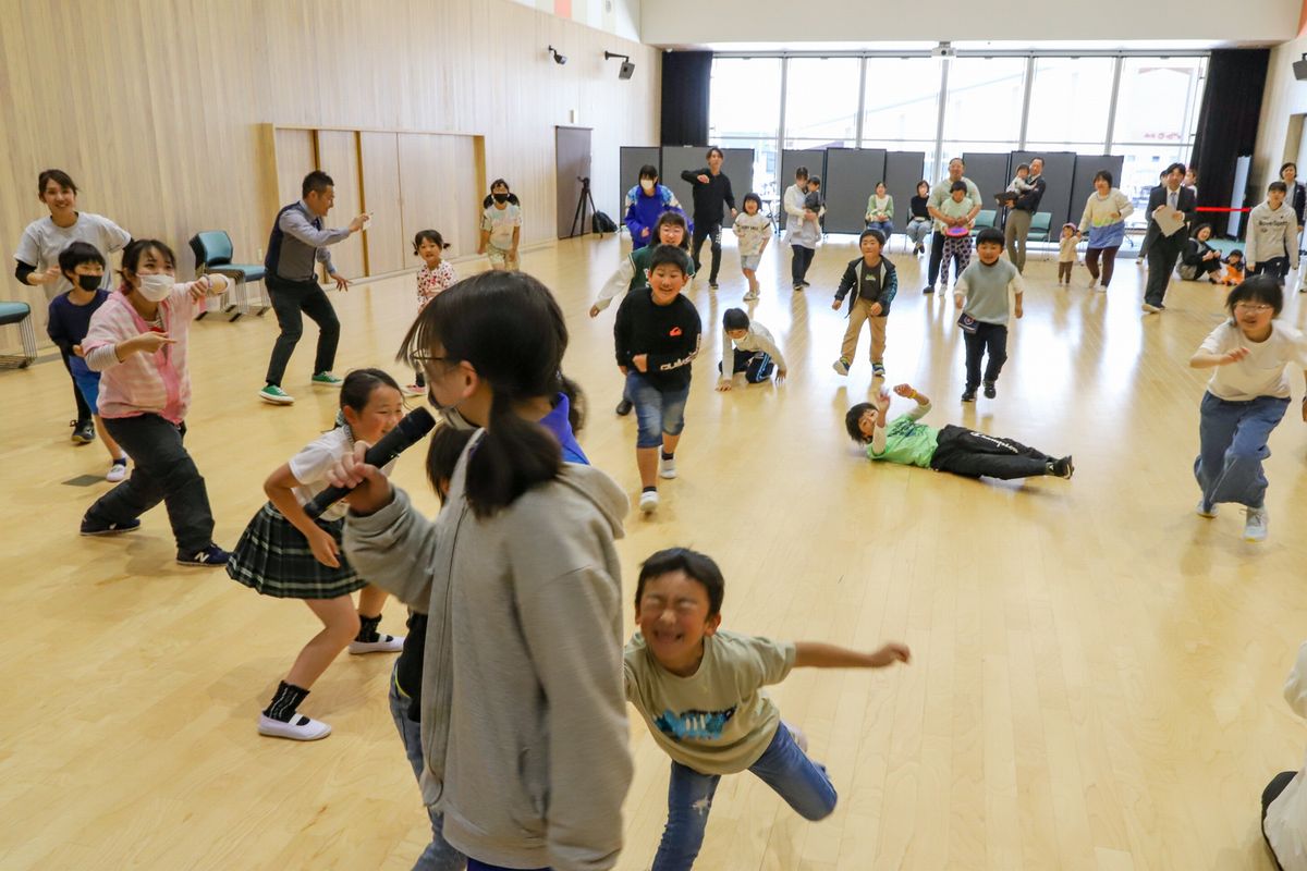 「だるまさんの一日」で鬼役に駆け寄る児童ら