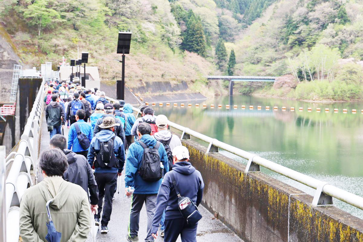 参加した町民ら約200人は、開放されたダム堤体を通って坂下ダムのまわりをぐるっと一周しました。