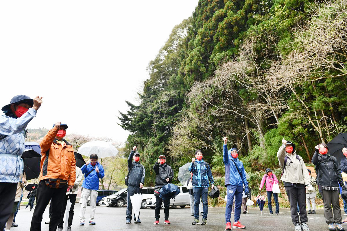 お楽しみイベント「おおくまくじ引き大会in坂下ダム」では、参加者全員が真剣にじゃんけん勝負を行いました。