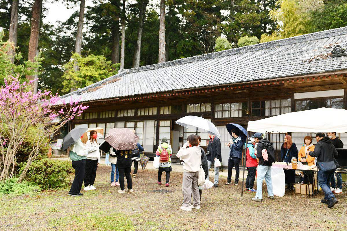 ウォーキングイベントに合わせ、国の登録有形文化財に指定されている「渡部家住宅」では、地域の暮らしを伝える建造物が外から観覧できるようになっており、軒下には家の造りがわかるよう写真などが展示されました。