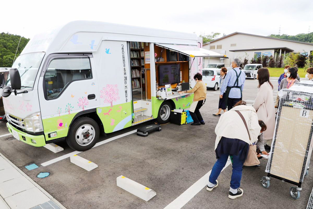 移動図書館車を迎えるメンバーら