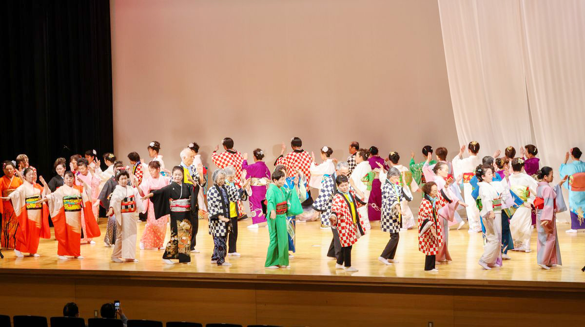 民謡・本宮甚句に合わせて踊る両市町の出演者