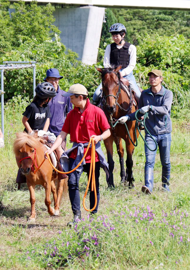 乗馬を体験する参加者