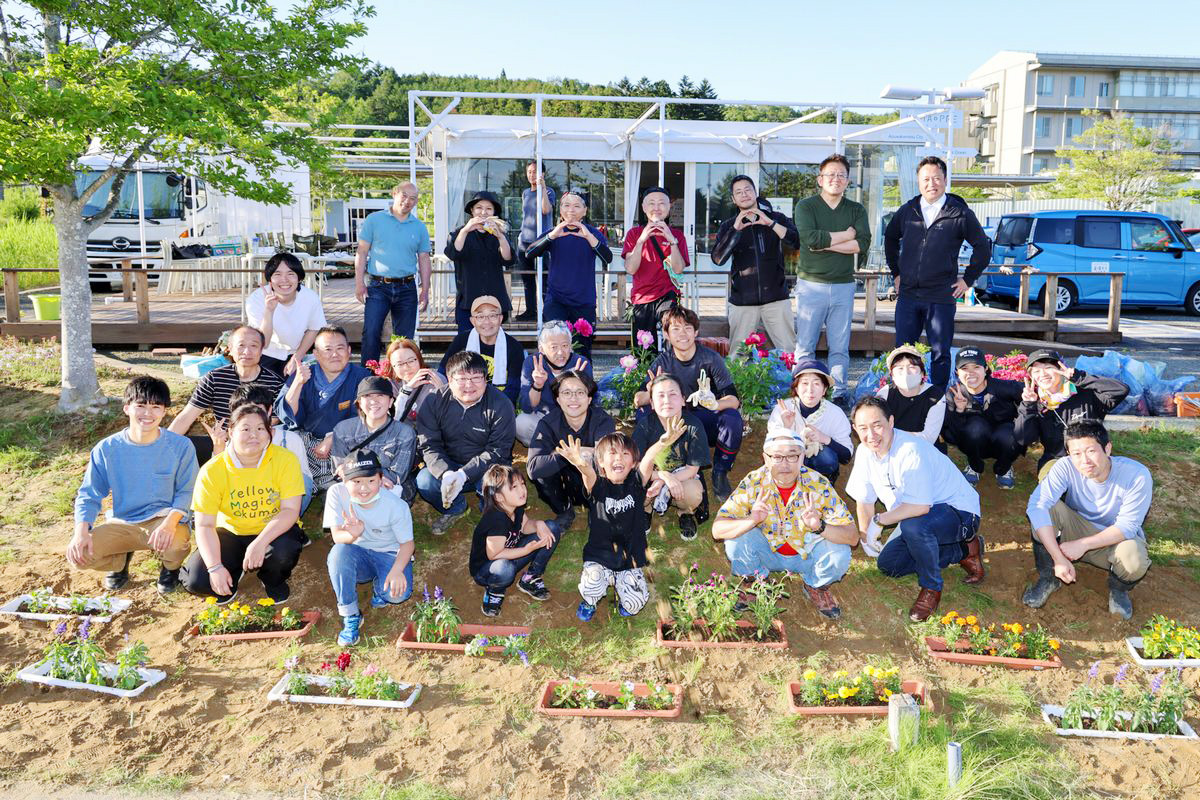 花壇づくりを行う参加者