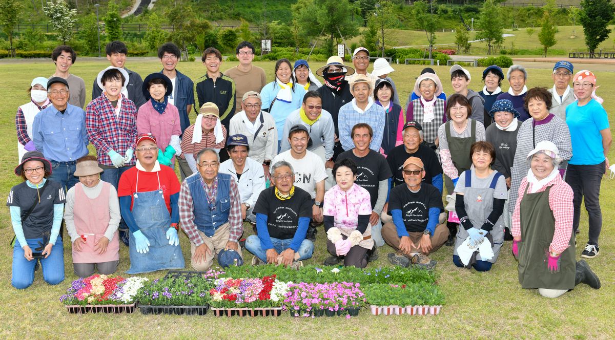 植栽活動に参加した町民有志と関係者ら