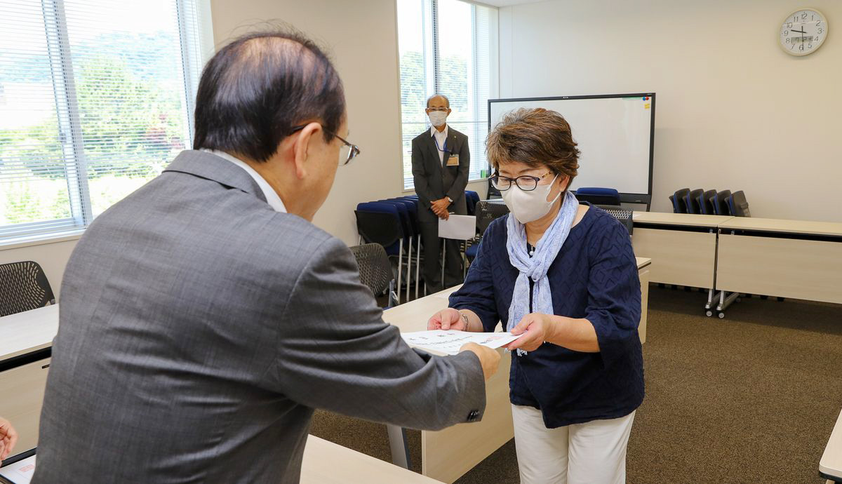 吉田町長から委嘱状を受け取る木田さん（右）