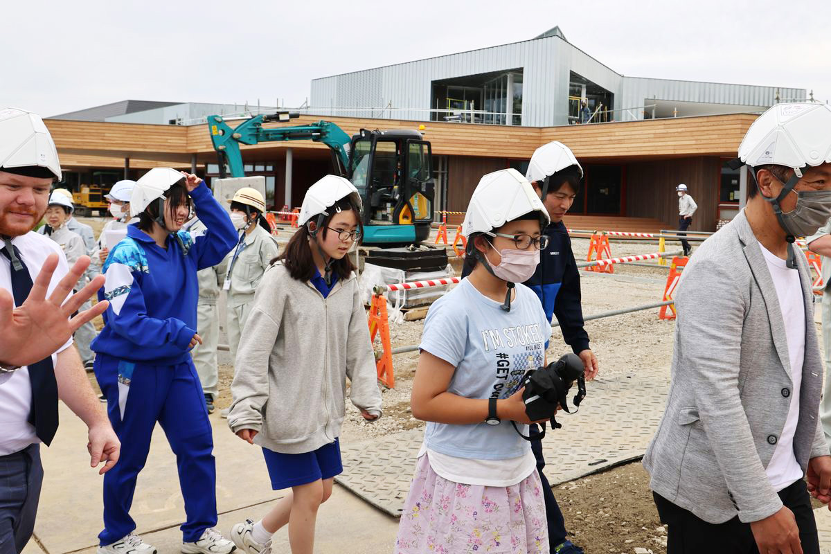 はじめに外側を一周し、園庭やグラウンドを見学しました。