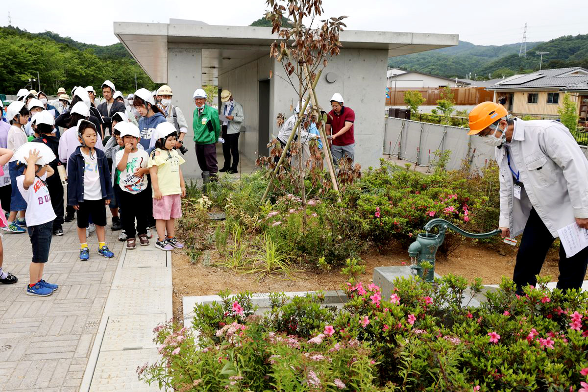 大きな花壇のすぐそばに手押しポンプが設置され、実際に水が出る様子を見た子どもたちは驚いていました。