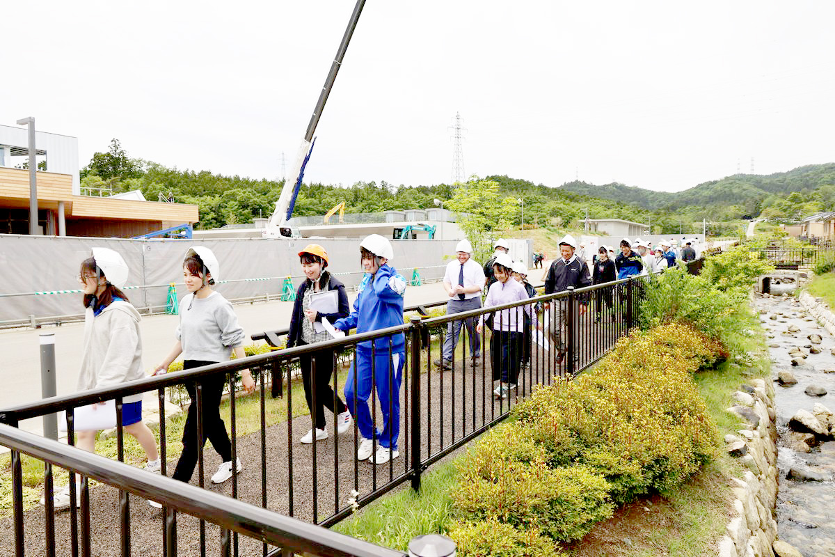 見学後、学校前の歩道を通って、工事を担当している建設事務所の現場を訪問しました。