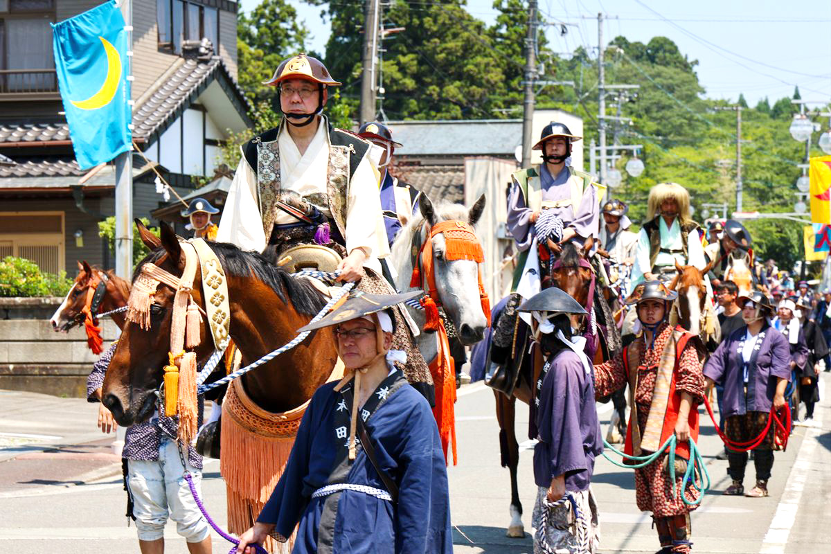 各地区で行列を行う騎馬武者ら