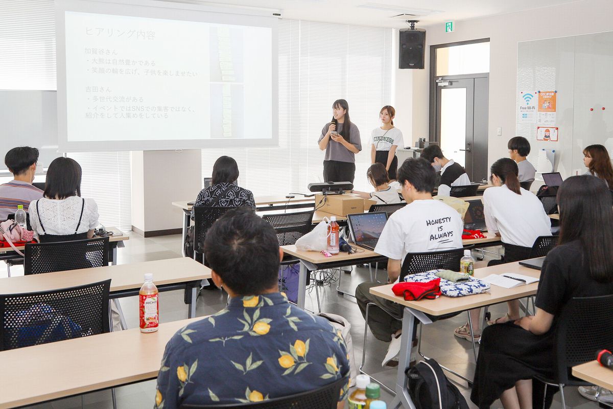 町内で活動した成果を発表する学生ら