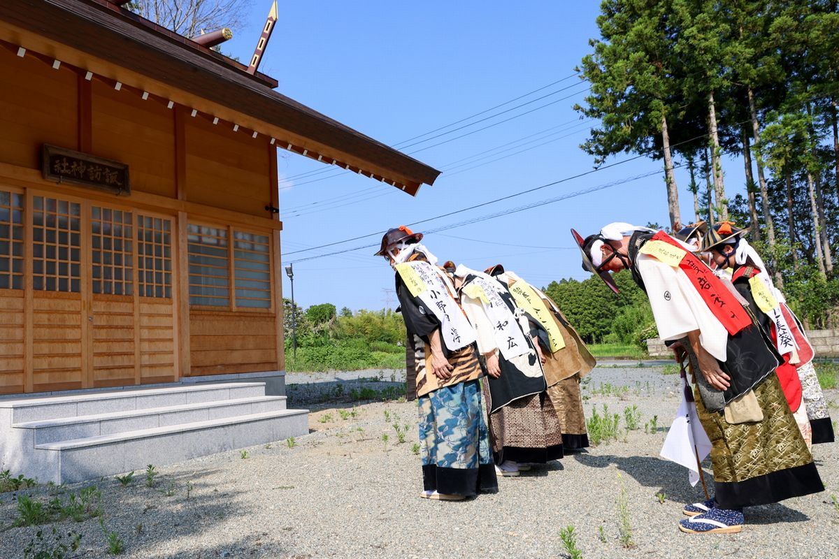 祭前日の7月28日に、野上地区諏訪神社に参拝する大熊町騎馬会員ら