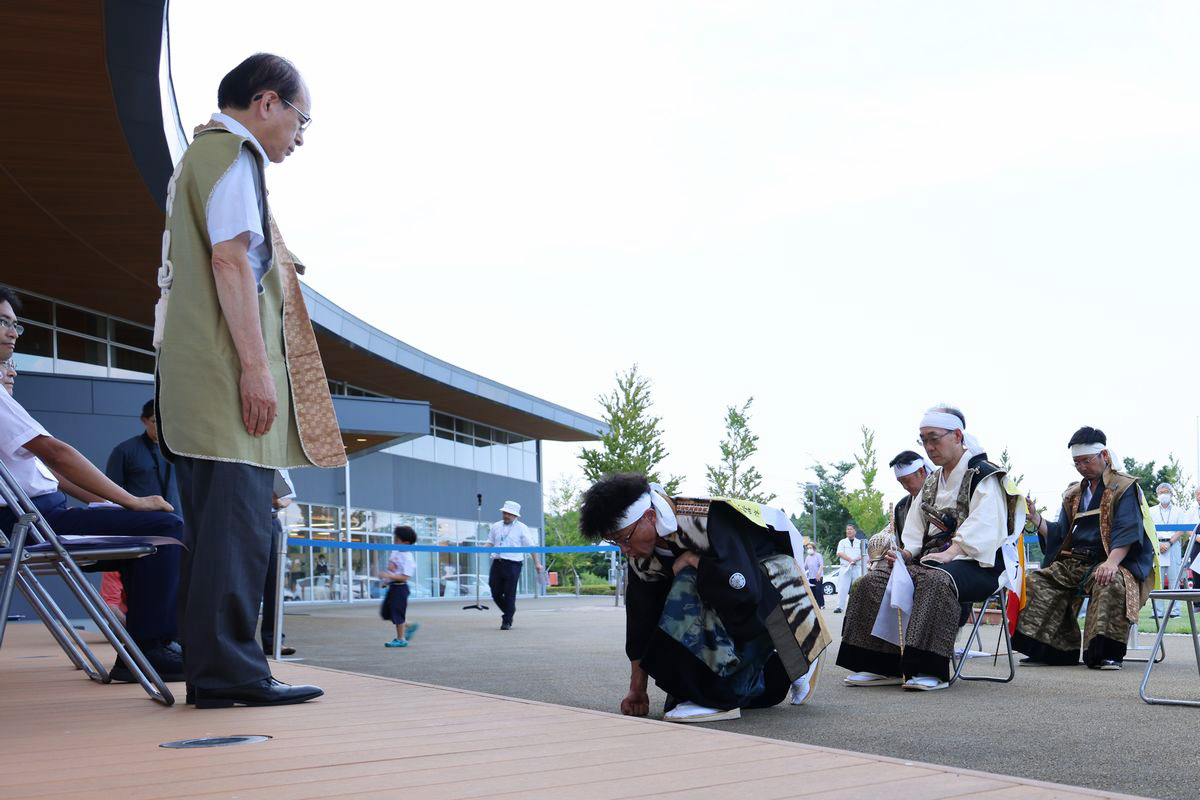 大熊町役場前広場で吉田町長に出陣報告をする大熊町騎馬会の小野田会長。相馬野馬追祭を誇り高き大熊町の侍らしく勇猛果敢に各行事に臨み、武勲を挙げ全騎無事なる凱旋を果たすことを誓いました。