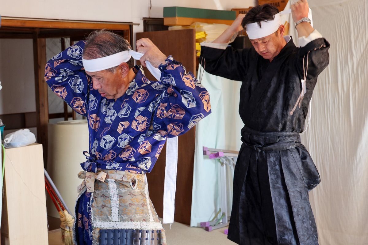 相馬野馬追祭のメインイベントとなる2日目（7月30日）の本祭り。早朝から戦支度をを行い気合いが入る騎馬武者ら。