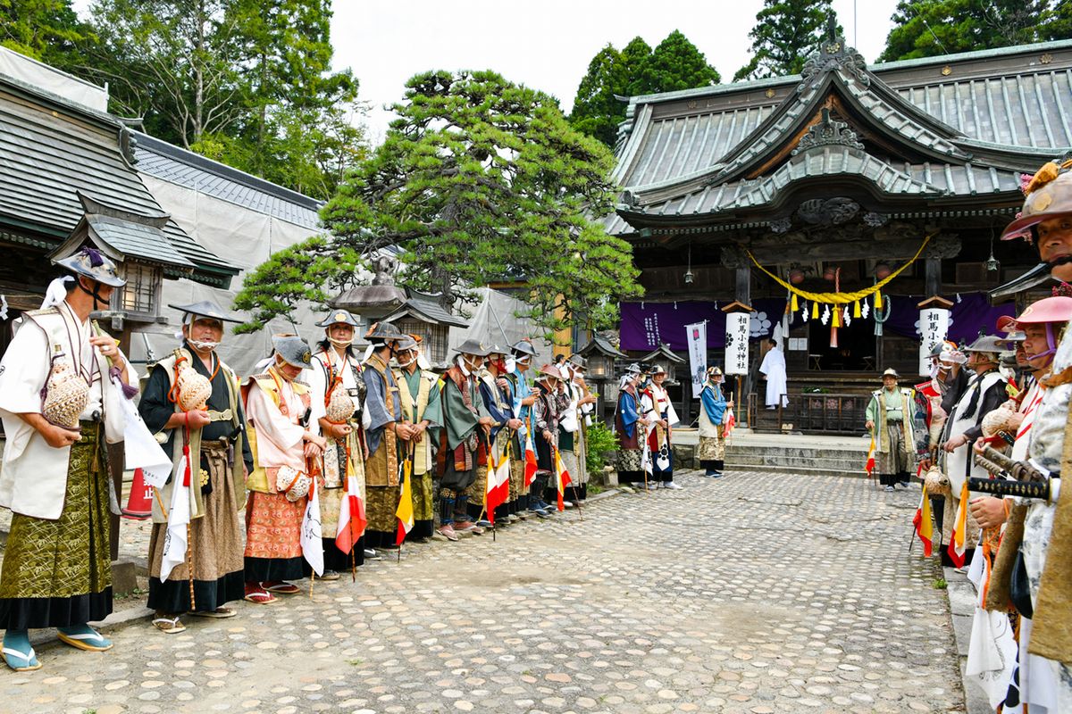 相馬野馬追祭最終日の7月31日は、野馬懸が行われました。「絵馬」の由来ともいわれ、国の重要無形民俗文化財に指定される重要な神事です。写真は相馬小高神社で総大将の到着を待つ武者らの様子。