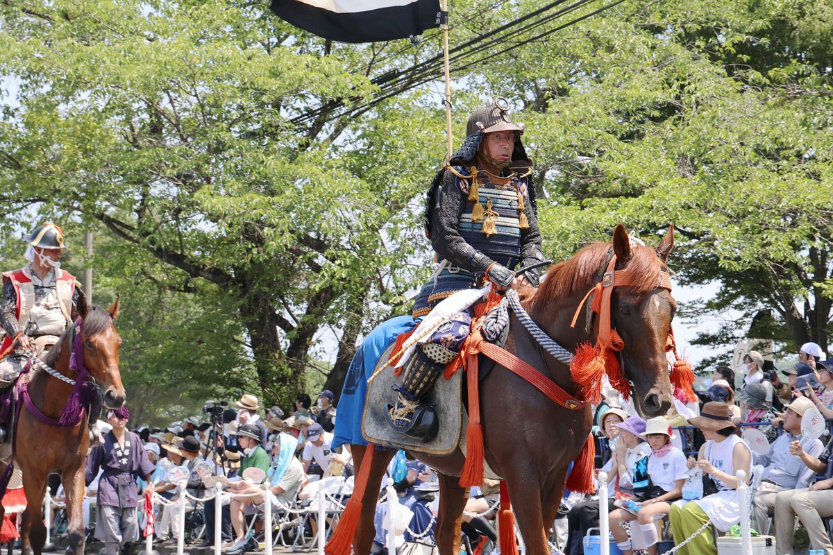 執行委員会が発表した推計によると、メイン会場の南相馬市原町区の雲雀ケ原祭場地に約28,000人、沿道に約38,000人の計66,000人の観覧者が訪れました。写真は、雲雀ケ原祭場地入口付近の様子。年に一度の一大行事ににぎわう地元の観覧者や、夏の風物詩である野馬追祭を楽しみにしている観光客らに、堂々たる姿を見せ、沿道を盛り上げました。