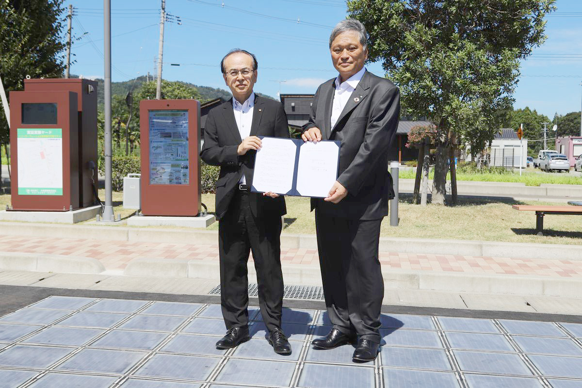 協定を交わした吉田町長と黒川社長（右）