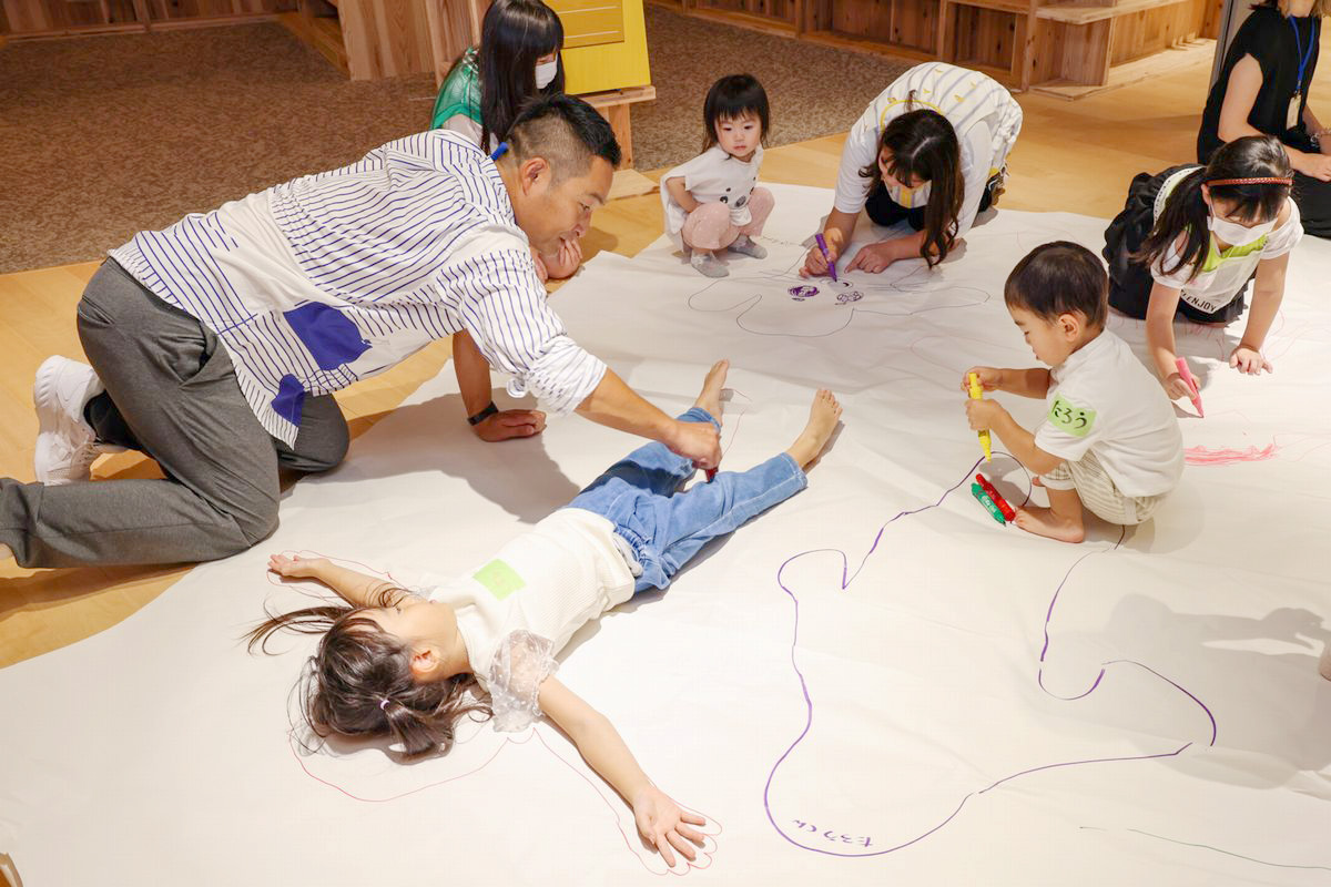 カリキュラムを体験する子どもら