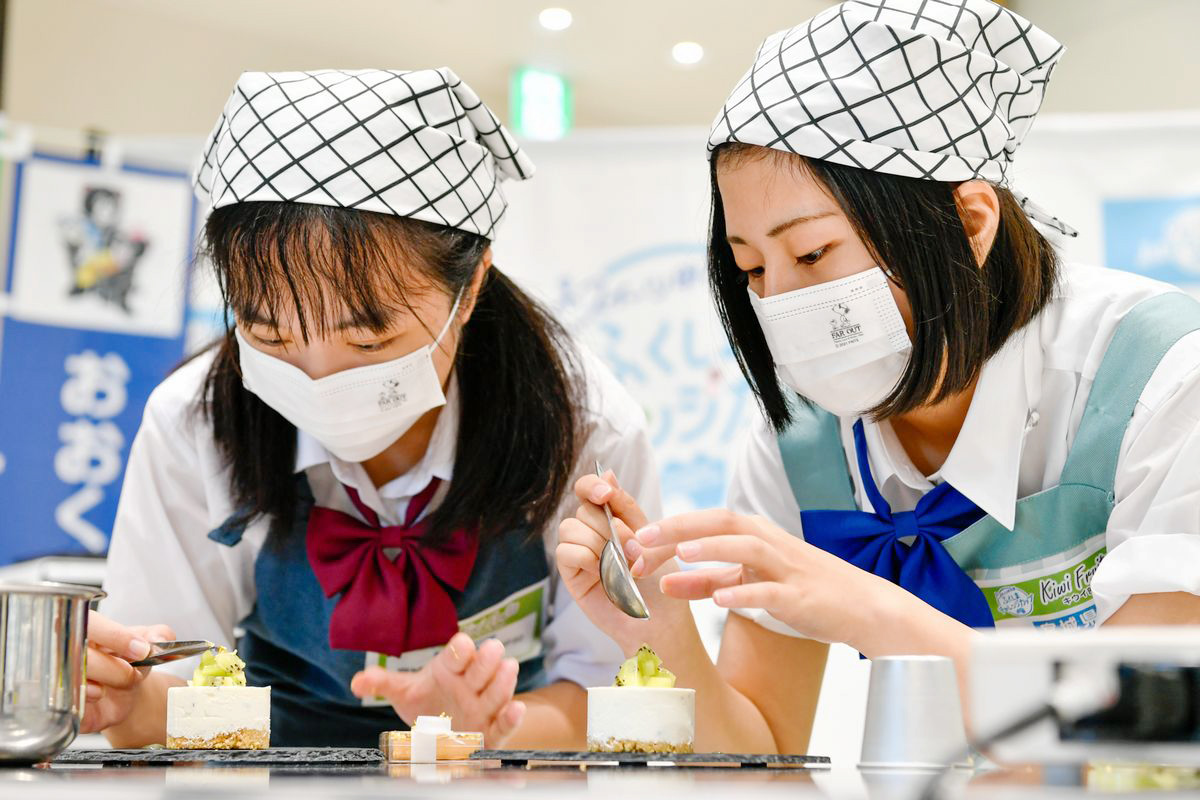 キウイ部門255チームの頂点に立った宮城・泉館山高の生徒ら