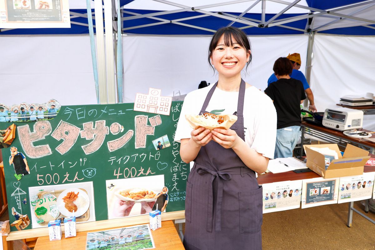 震災前、町小中学校の給食メニューにあったピタサンドが、農業インターン事業に参加している学生の企画で一日限定の復活。来場した町民は懐かしい味を堪能しました。