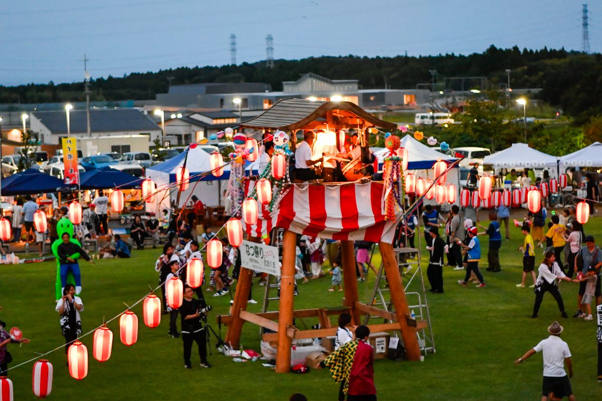 提灯と櫓に明かりが灯り、祭りはいよいよ終盤。踊りの輪が少しずつ大きくなり盛り上がってきました。